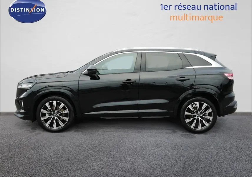 Profil droit d'un Renault Austral noir étoile métal 2026, SUV hybride avec jantes alliage bicolores et lignes épurées.