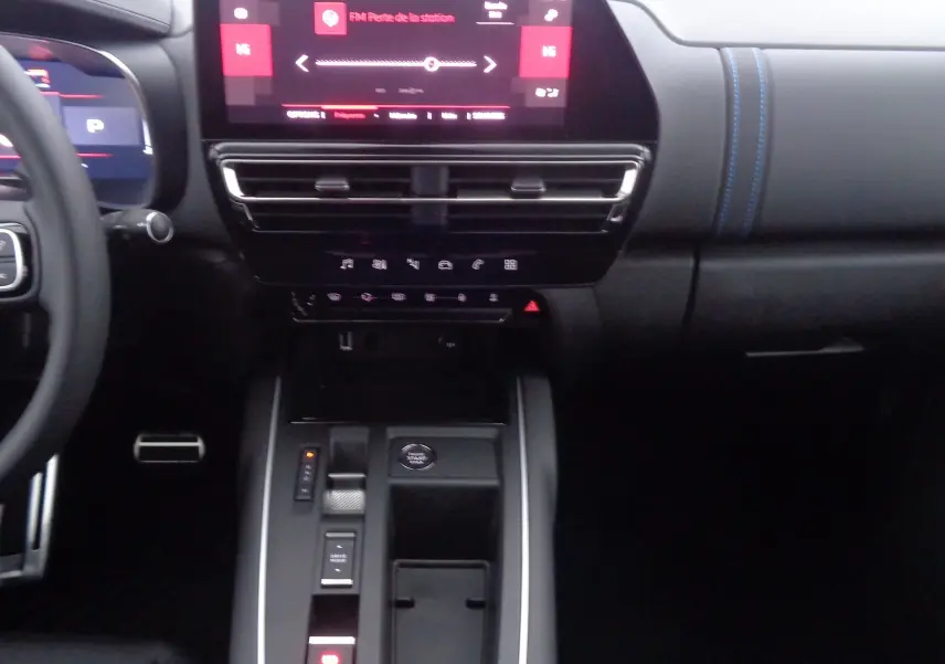 Tableau de bord et console centrale du Citroën C5 Aircross noir métal 2022, avec écran tactile et surpiqûres bleues.
