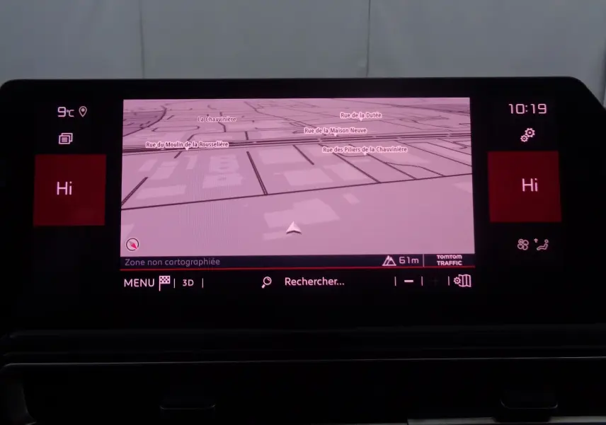 Écran tactile du système de navigation du Citroën C5 Aircross 2022 affichant une carte en 3D.