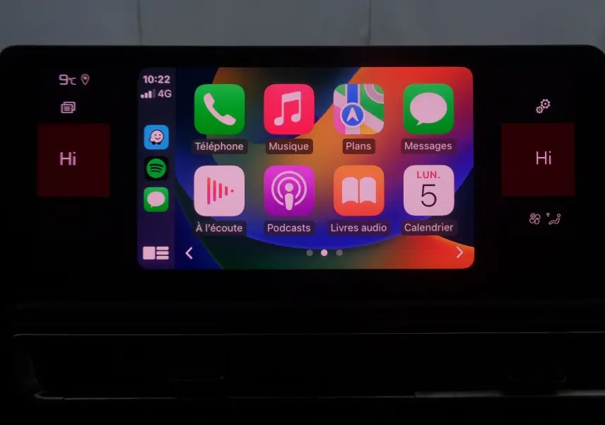 Écran tactile central du Citroën C5 Aircross 2022 affichant les applications de téléphonie, musique et navigation.