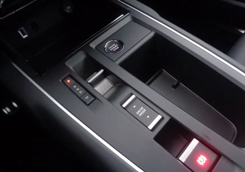 Gros plan sur la console centrale noire du Citroën C5 Aircross 2022, avec bouton start/stop et commandes boîte auto.