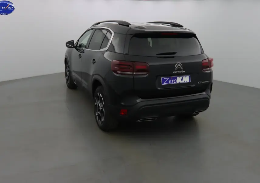 Vue 3/4 arrière droite d'un Citroën C5 Aircross noir métal avec feux arrière LED et jantes bi-ton.