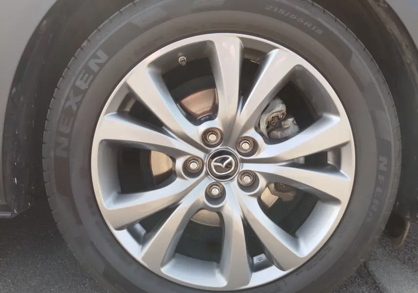 Gros plan sur la jante alliage argentée et le pneu Nexen du Mazda CX-30 noir, modèle 2020.