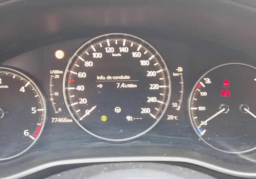 Vue rapprochée du tableau de bord du Mazda CX-30 noir 2020 montrant compteur, vitesse et informations de conduite.