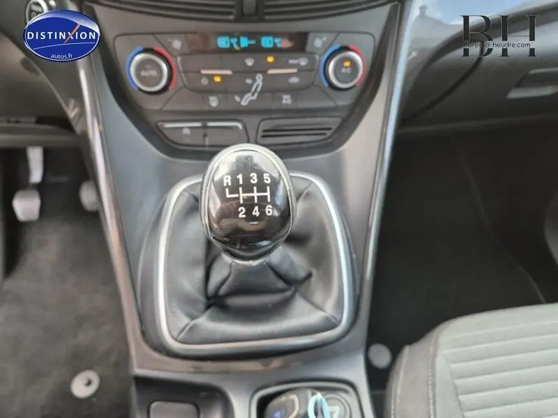 Gros plan sur le levier de vitesse manuel noir et la console centrale du Ford C-MAX 1.0 EcoBoost 2018 intérieur gris.