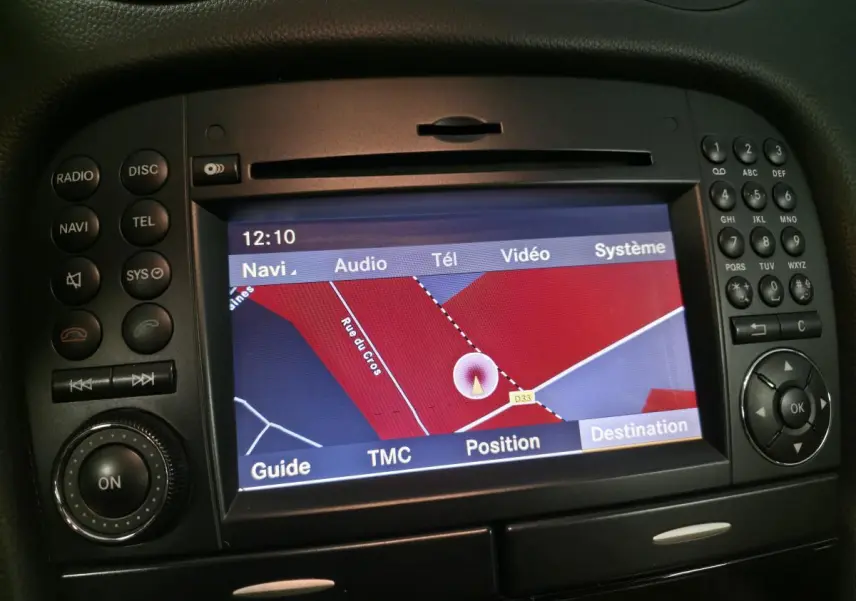 Écran de navigation COMAND de Mercedes SL 500 noir de 2008, vue rapprochée du tableau de bord central.