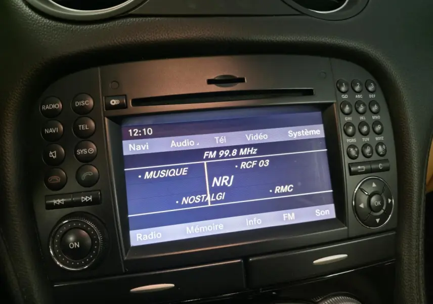 Écran COMAND central de la Mercedes SL 500 noir de 2008 avec commandes radio et navigation visibles