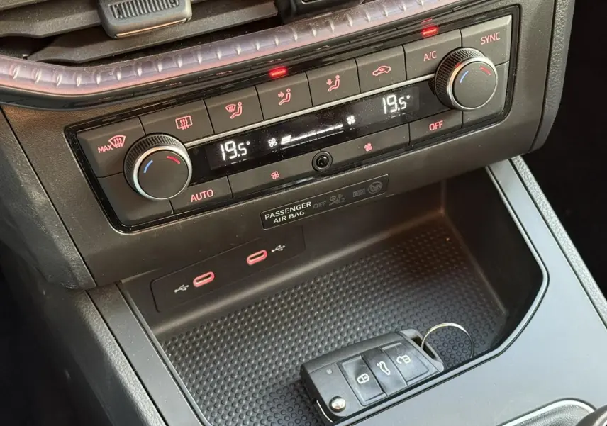 Gros plan sur la console centrale de la SEAT IBIZA TSI 115 Xcellence 2025, montrant la climatisation automatique et deux ports USB-C.