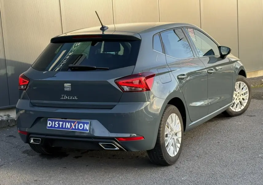 Vue 3/4 arrière droite d'une SEAT Ibiza 2025 bleu Fjord avec jantes alliage et feux arrière LED triangulaires.