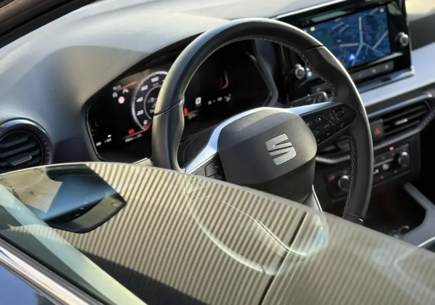 Intérieur de la SEAT Ibiza TSI 115 Xcellence 2025 vu côté conducteur, volant cuir multifonction et tableau de bord digital.