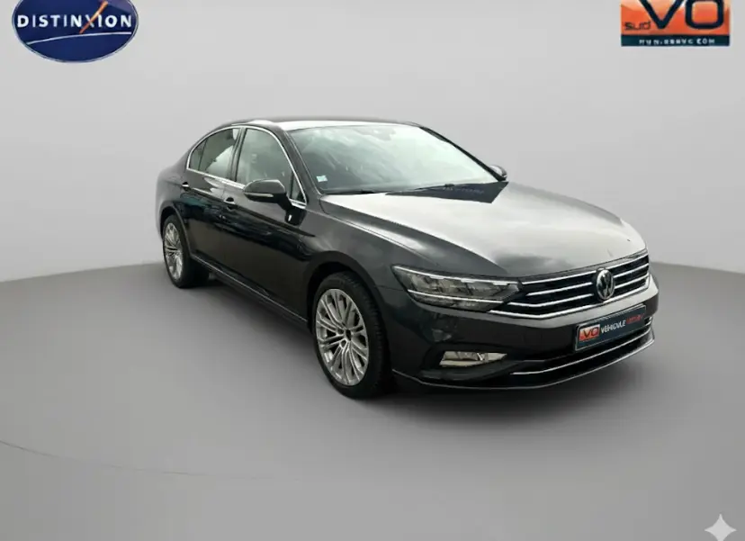 Volkswagen Passat Business gris foncé vue 3/4 avant droit avec jantes alliage 17 pouces dans un studio lumineux.