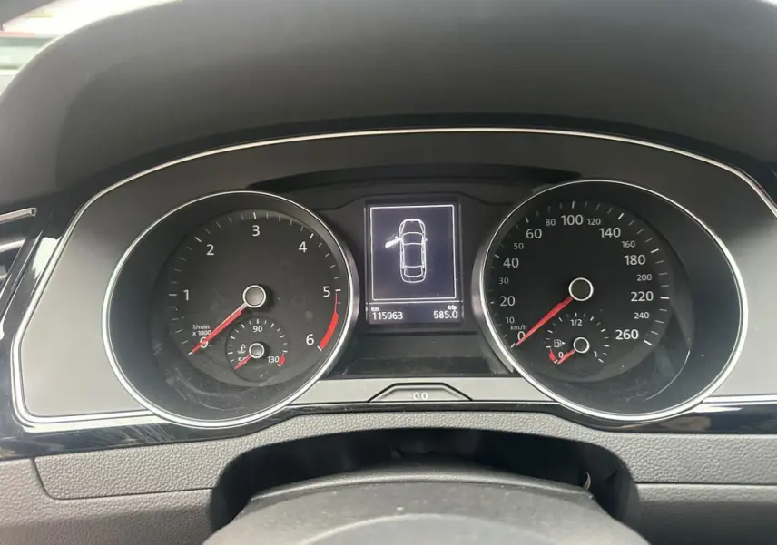 Tableau de bord noir de Volkswagen Passat Business 2021 avec compte-tours, compteur de vitesse et écran central numérique.