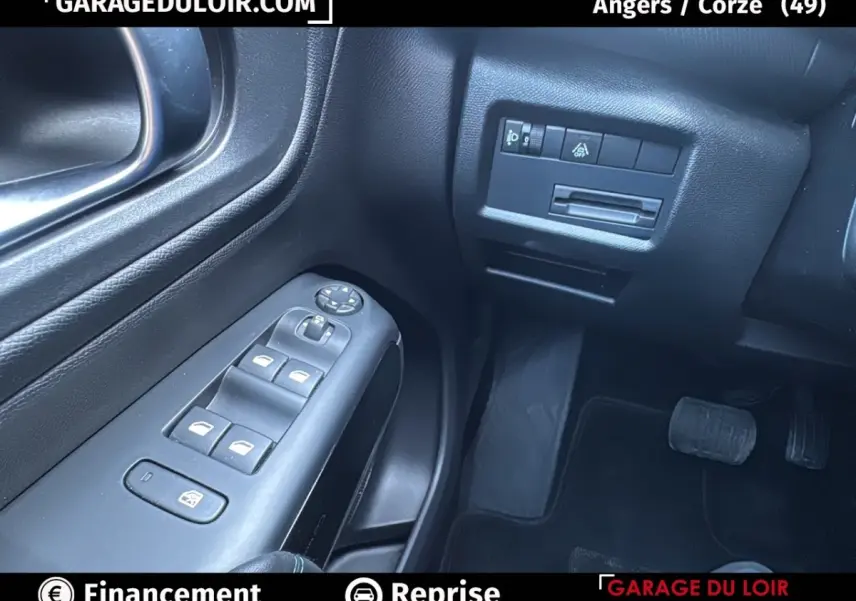 Vue intérieure côté gauche montrant les commandes des vitres et les pédales d'un Citroën C5 Aircross noir 2025.