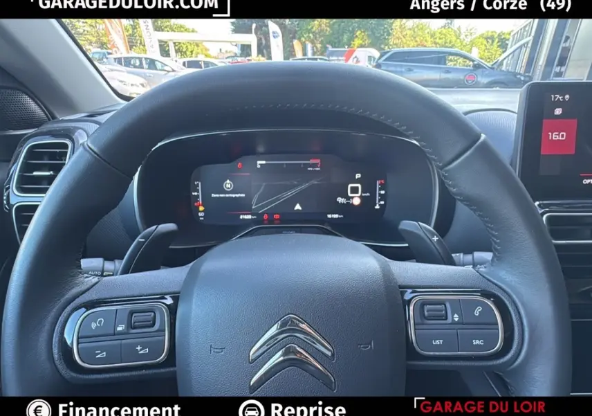 Vue rapprochée du volant cuir noir et du tableau de bord numérique du Citroën C5 Aircross 2025 Diesel.