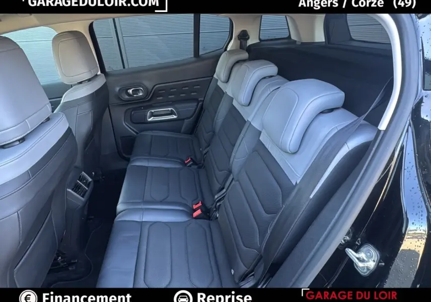 Vue intérieure côté droit sur les sièges arrière en cuir gris du Citroën C5 Aircross noir 2025 avec porte ouverte.
