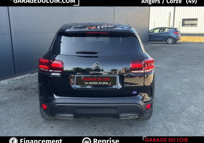 Vue arrière d'un Citroën C5 Aircross noir 2025 avec feux LED et double sortie d'échappement visible.