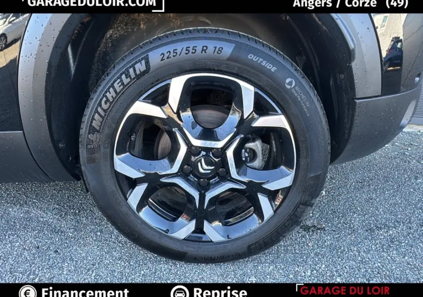 Gros plan sur la roue arrière droite noire d'un Citroën C5 Aircross 2025 avec jante alliage bicolore et pneu Michelin.