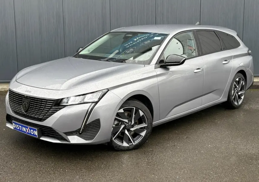 Peugeot 308 SW Hybrid gris Artense vue 3/4 avant droit avec jantes alliage et feux LED diurnes.