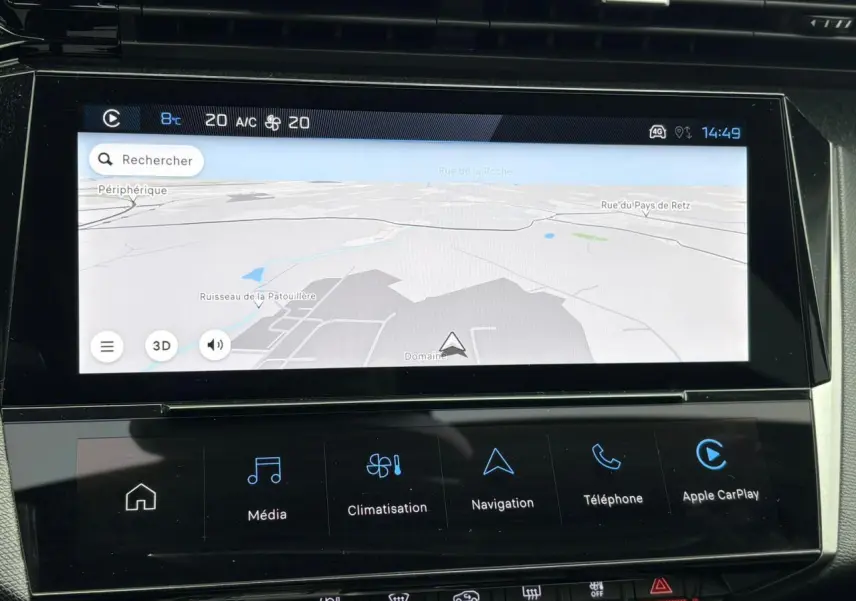 Écran tactile central de navigation et multimédia dans l’habitacle d’une Peugeot 308 SW gris Artense.