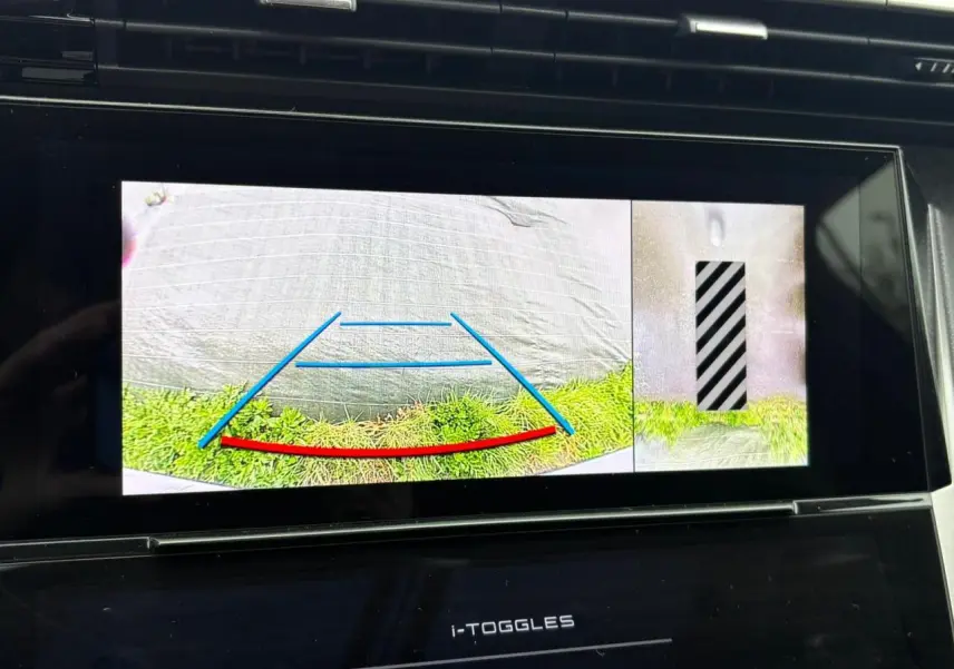 Écran tactile intérieur montrant la caméra de recul et la vue 360° du Peugeot 308 SW gris Artense.