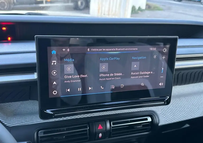 Vue rapprochée de l’écran tactile central de la Citroën C3 2025, affichant Apple CarPlay et médias en cours.