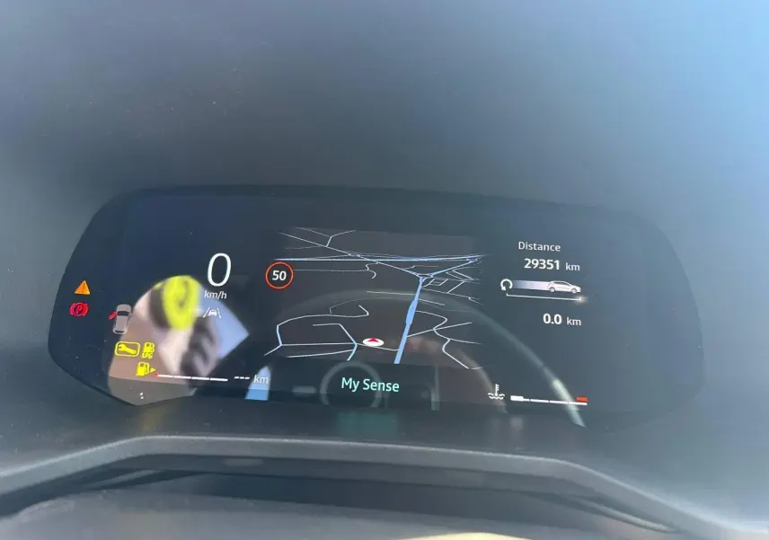 Vue rapprochée du tableau de bord numérique de la Renault Clio 1.0 Eco-G 100ch Techno 2025 affichant la navigation et l'odomètre.