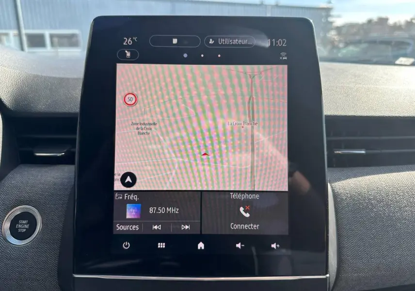 Vue rapprochée de l'écran tactile central du tableau de bord de la Renault Clio 1.0 Eco-G 2025 avec navigation affichée.