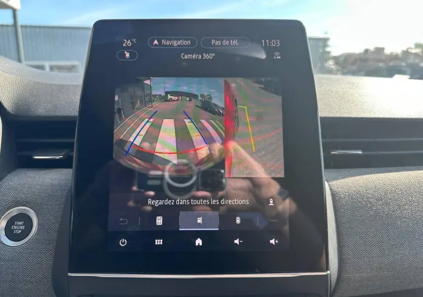 Écran tactile intérieur de Renault Clio 2025 montrant la caméra de recul 360°, avec tableau de bord gris et bouton Start/Stop.