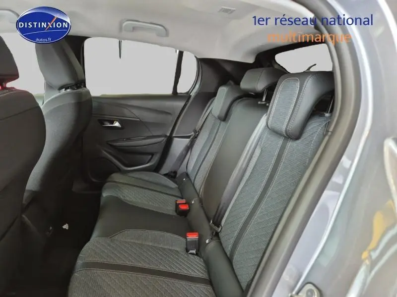 Vue intérieure côté droit sur la banquette arrière tissu gris et noir de la Peugeot 208 1.2 100ch S&S Allure 2025 gris Artense
