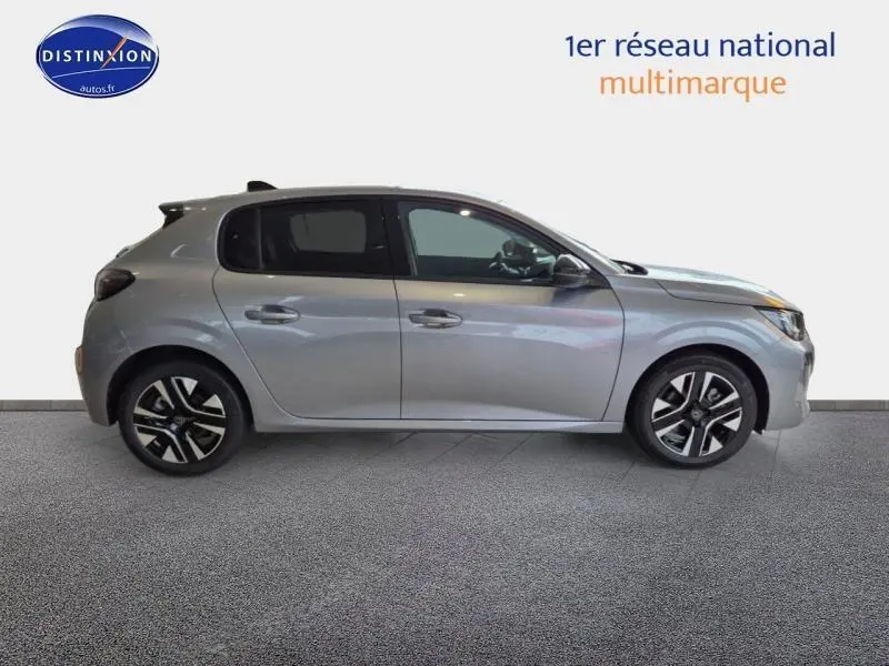Profil droit d'une Peugeot 208 gris Artense 2025 avec jantes alliage et vitres teintées sur fond neutre.
