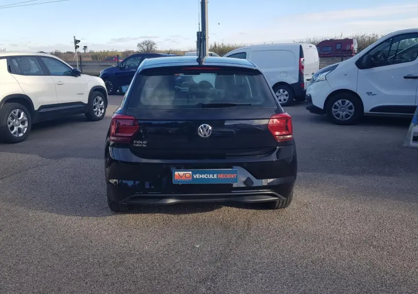 Vue arrière d'une Volkswagen Polo noire de 2018 avec feux arrière rouges et plaque "Véhicule récent" visible.