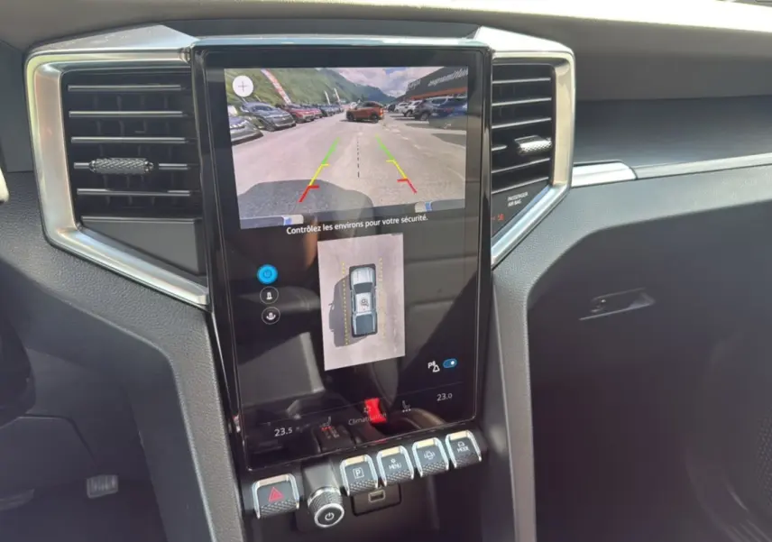 Vue rapprochée de la console centrale du Volkswagen Amarok V6 240 BVA10 Aventura avec écran tactile affichant la caméra 360° et commandes.