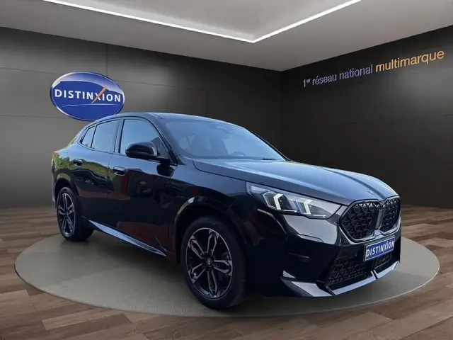 BMW X2 sDrive20d M Sport noir vue 3/4 avant droit, calandre noire et jantes sport visibles.