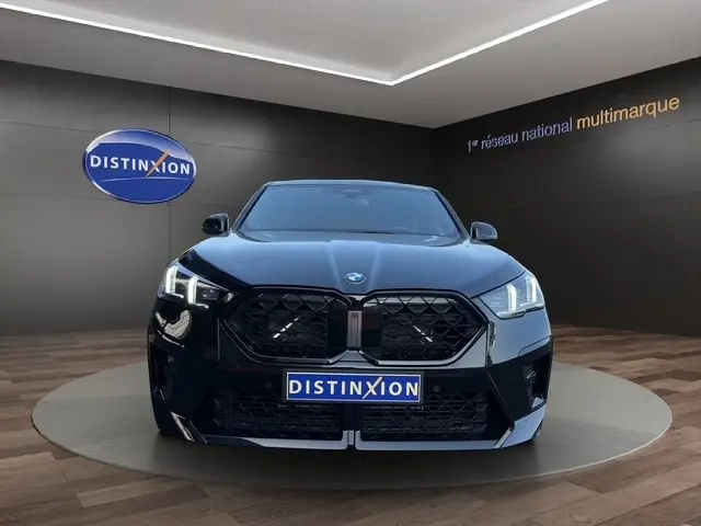 Vue frontale d'un BMW X2 sDrive20d M Sport DKG7 noir, avec calandre imposante et phares LED allumés.