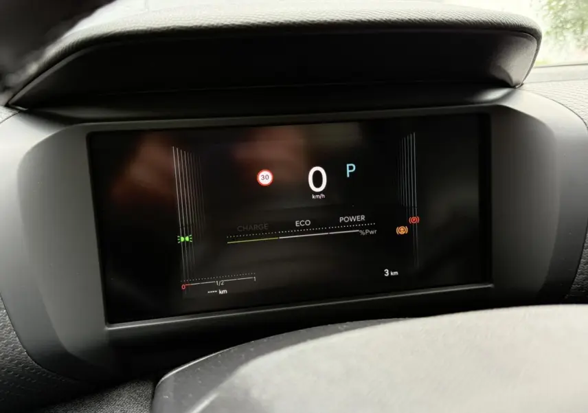 Affichage numérique du tableau de bord de la Citroën C4 Hybrid 2025, montrant la vitesse à 0 km/h en mode Park.