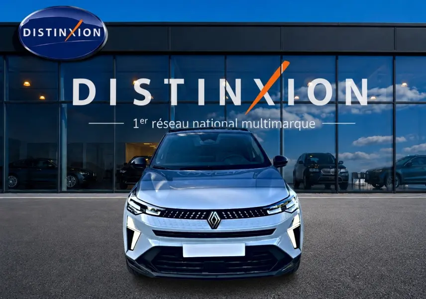 Vue avant d'un Renault Captur 1.8 e-tech full hybrid 160 techno gris rafale, avec calandre noire et feux LED distinctifs.