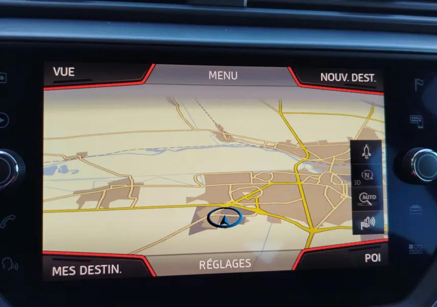 Écran de navigation GPS du tableau de bord d'une SEAT ARONA 2019, affichant une carte routière détaillée.