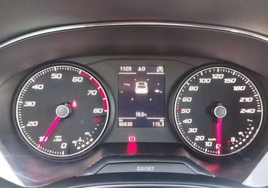 Gros plan sur le tableau de bord du SEAT Arona 2019, affichant compte-tours, vitesse et écran central numérique.