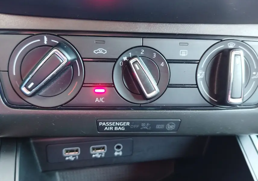 Gros plan sur les commandes de climatisation et les ports USB du tableau de bord d'une SEAT Arona 2019.