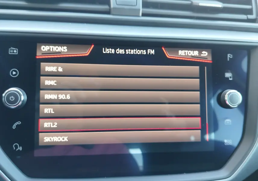 Écran tactile central de la SEAT Arona 2019 affichant la liste des stations FM avec sélection sur RTL2.