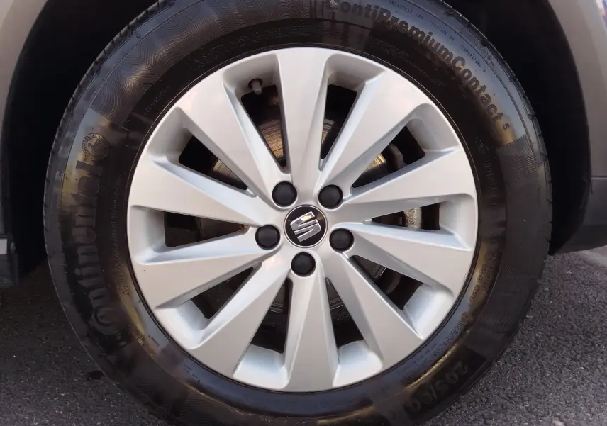 Gros plan sur la jante argentée d'une SEAT Arona 2019, mettant en valeur le logo central et le pneu Continental noir.