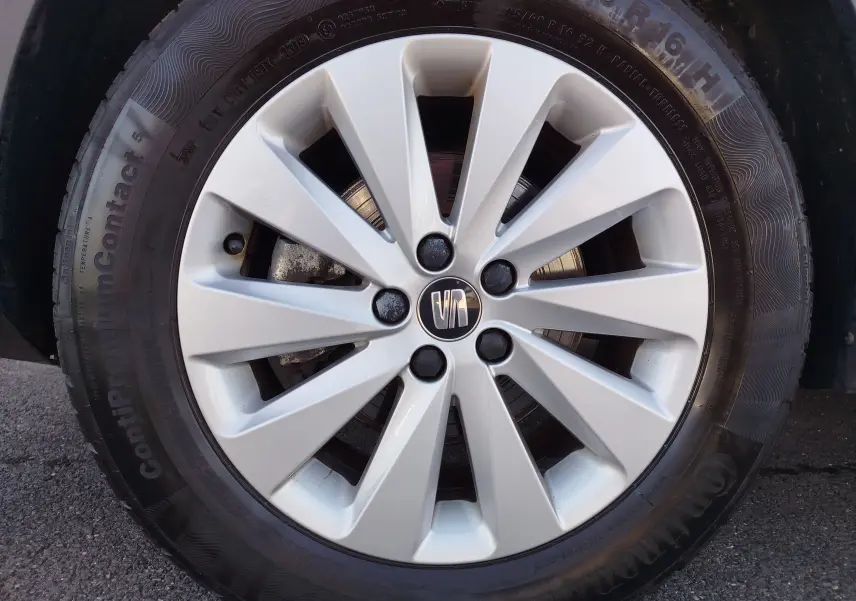 Gros plan sur la jante argentée d'une SEAT Arona 2019, mettant en valeur le logo central et le pneu Continental.