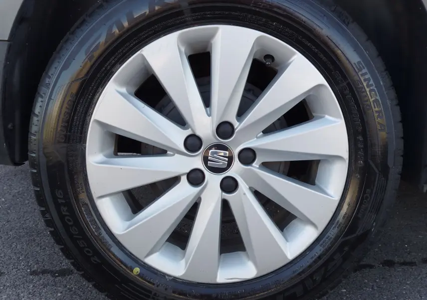 Gros plan sur la jante argentée d'une SEAT Arona 2019, mettant en valeur le logo central et le pneu Falken.