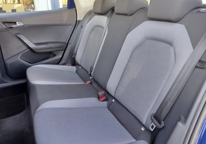 Vue latérale droite des sièges arrière gris et noirs de la SEAT ARONA bleu électrique de 2019, intérieur spacieux et moderne.