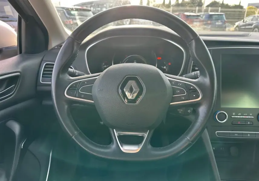 Volant cuir noir de Renault Mégane Break IV TCe 130 Energy Intens 2017, vue centrée sur le tableau de bord et commandes intégrées.