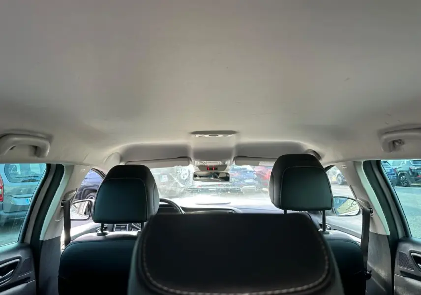 Vue intérieure arrière de la Renault Mégane Break gris clair 2017, montrant les appuie-têtes avant et le pare-brise.