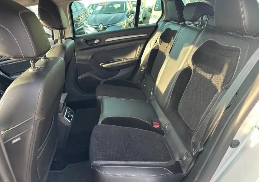 Vue intérieure côté droit des sièges arrière en cuir et tissu noir de la Renault Mégane Break IV gris clair de 2017.