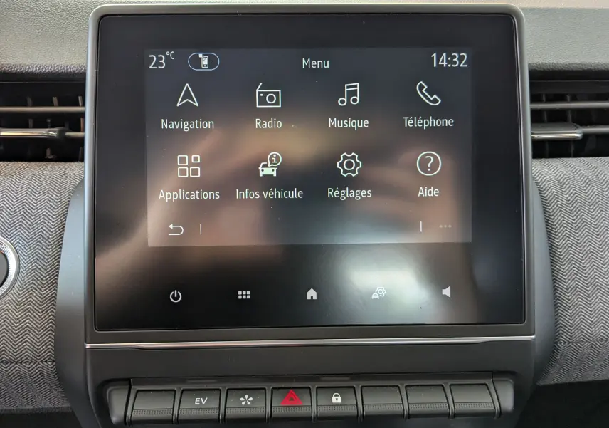 Écran tactile central de la Renault Clio 2025 gris schiste, affichant le menu principal avec navigation et réglages.