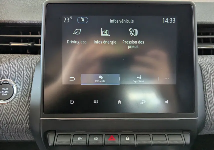 Écran tactile central de la Renault Clio 2025 gris schiste métal affichant les infos véhicule et la pression des pneus.