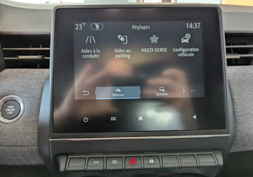 Écran tactile central de la Renault Clio hybride 2025 affichant les réglages d’aides à la conduite et configuration véhicule.